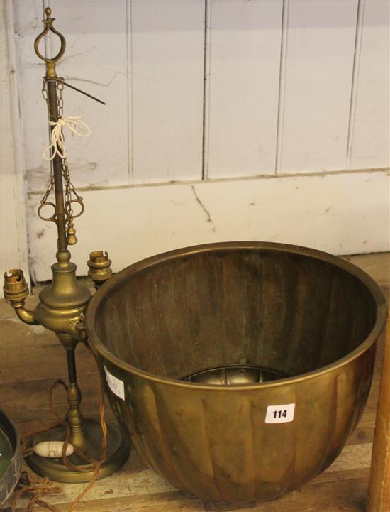 Brass lamp, bowl & stand(-)